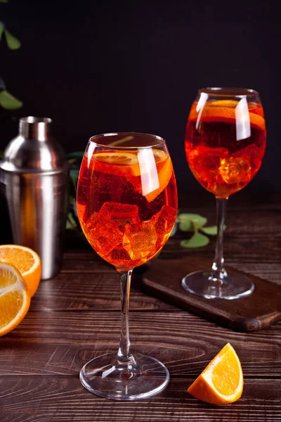 Итальянский коктейльный напиток Aperol Spritz с кубиками льда и апельсинами. — стоковое фото