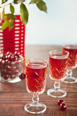 Vişneli brendi likörü ve olgun böğürtlen.