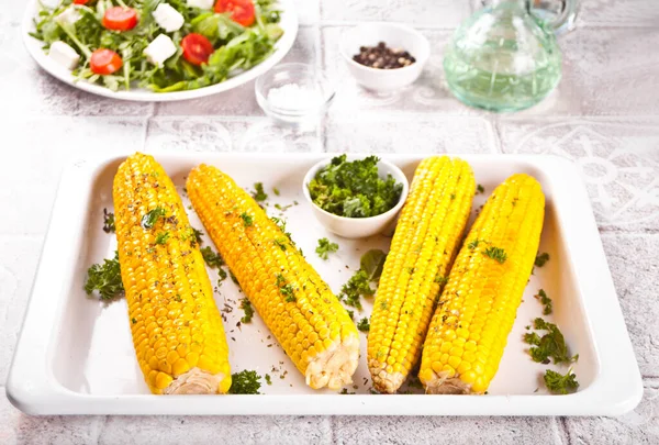 Baked grilled sweet corn cobs with herbs, butter on the white tray — Stock Photo, Image
