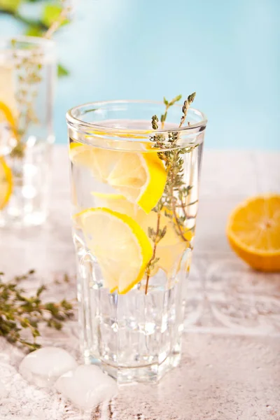 Limonada fresca fría de verano con tomillo de hierbas y limón — Foto de Stock