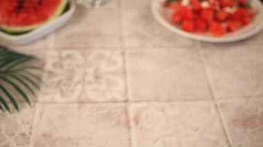 Kadın eli masaya bir bardak karpuz kokteyli koydu.