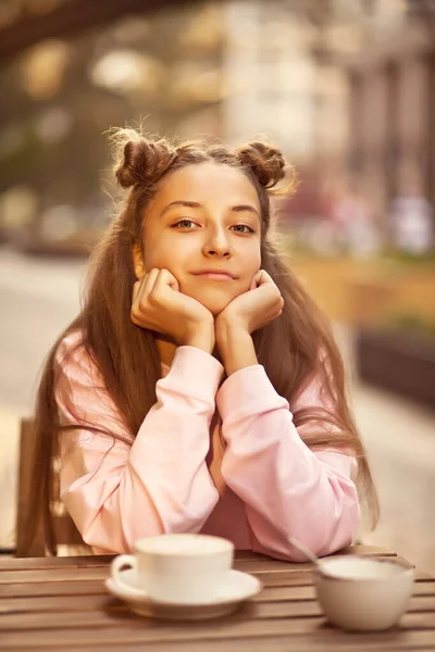 Beautiful Girl Sitting Outdoor Cafe Smiling — Fotografia de Stock
