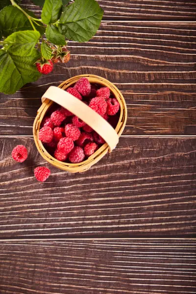 Fresh Ripe Raspberries Tiny Basket Top View — Foto de Stock