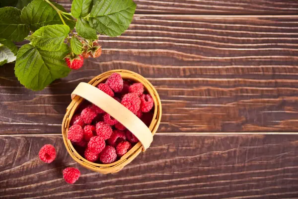 Fresh Ripe Raspberries Tiny Basket Top View — Foto de Stock