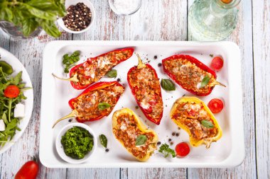 Biberli, etli, pirinçli, sebzeli, yeşillikli, domatesli ve peynirli salata..