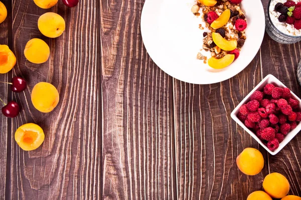 Quark und Joghurt mit Müsli, Beeren und Früchten Marille für ein gesundes Frühstück. — Stockfoto