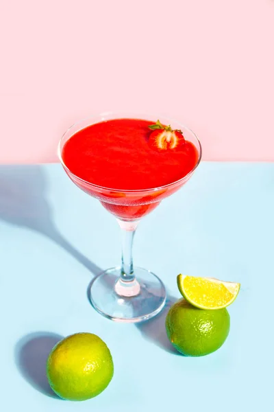 Cold strawberry margarita or daiquiri cocktail with lime and rum — Stock Photo, Image