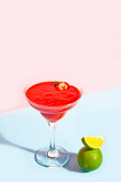 Kalte Erdbeer-Margarita oder Daiquiri-Cocktail mit Limette und Rum — Stockfoto