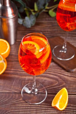 Aperol Spritz İtalyan kokteyl alkollü buz ve portakallı içecek..