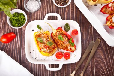 Doldurulmuş biber, et, pirinç ve sebze.