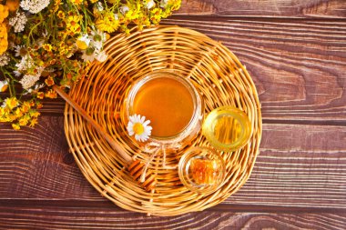 Kavanozda bal ve küçük kaselerde bal peteği.