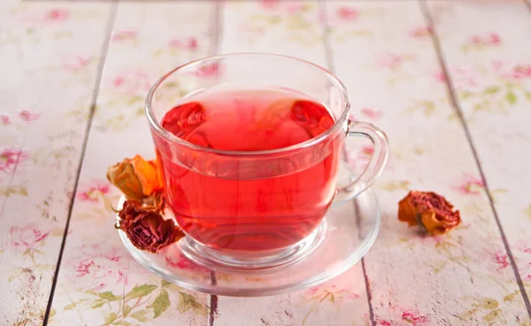 Tasse de tisane rouge aux roses sèches hibiscus — Photo