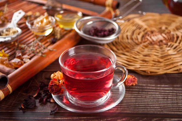 Secangkir teh merah herbal dengan bunga hibiscus kering — Stok Foto
