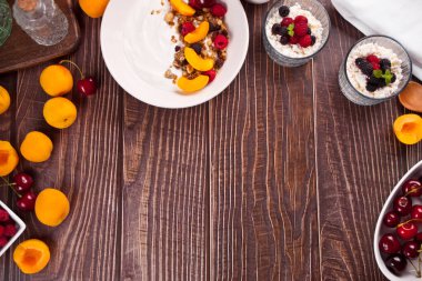 Süzme peynir ve tahıllı yoğurt, sağlıklı kahvaltı için meyve ve kayısı..