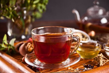 Tepside bal olan bir fincan bitki çayı..