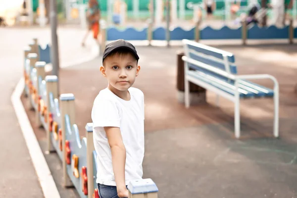 Ung tonåring pojke som leker i en park på lekplatsen — Stockfoto