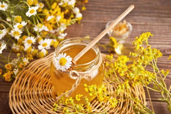 Miel en frasco con flores silvestres ramo en el fondo —  Fotos de Stock