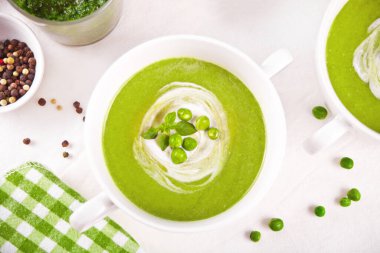 Patatesli, brokolili, yeşil bezelyeli ve ıspanaklı lezzetli sebze çorbası.