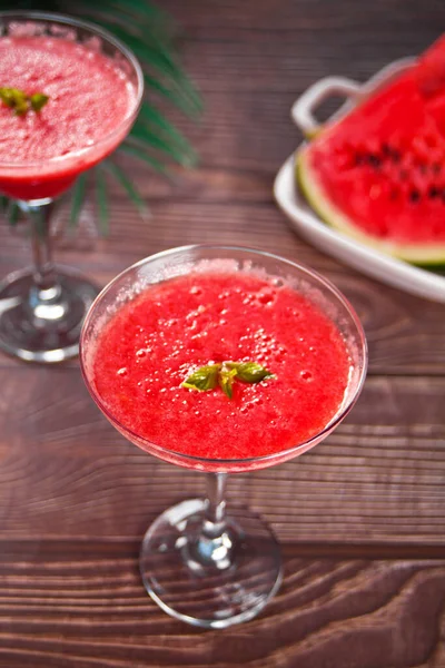 Watermelon refreshing summer frozen cocktail smoothie with watermelon slices and pieces on the background — Stock Photo, Image