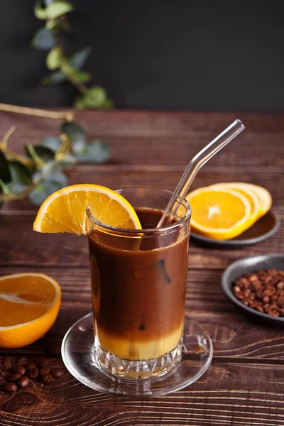 Copo de verão fresco frio doce bumble cocktail. Café expresso duplo com suco de laranja e xarope de caramelo. — Fotografia de Stock