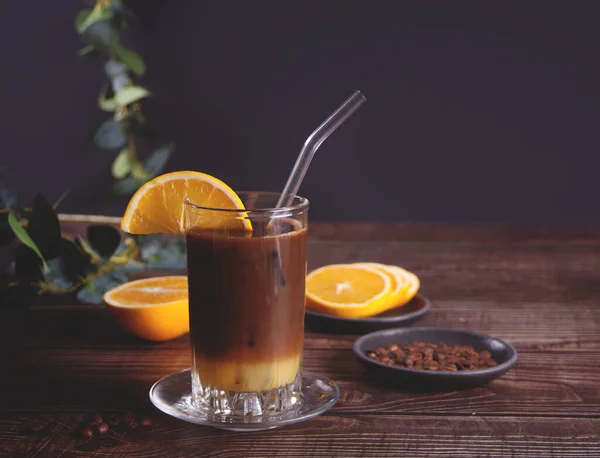 Copo de verão fresco frio doce bumble cocktail. Café expresso duplo com suco de laranja e xarope de caramelo. — Fotografia de Stock