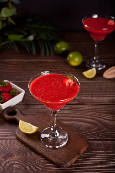 Kalte Erdbeer-Margarita oder Daiquiri-Cocktail mit Limette und Rum — Stockfoto