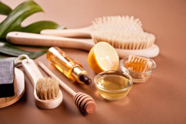 Banyo ve güzellik kaplıcaları kahverengi arka planda kişisel hujiyen aksesuarlar.