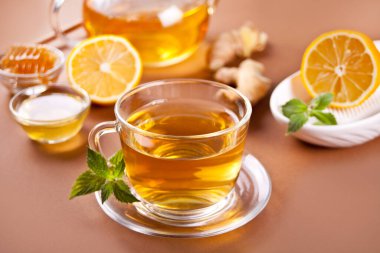 Limonlu ve ballı zencefilli çay