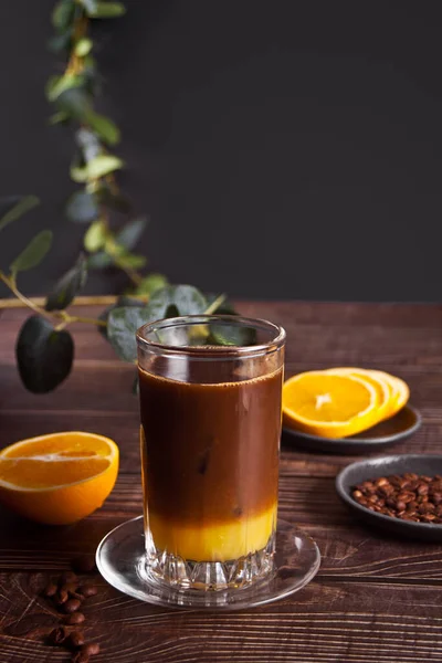 Copo de verão fresco frio doce bumble cocktail. Café expresso duplo com suco de laranja e xarope de caramelo. — Fotografia de Stock