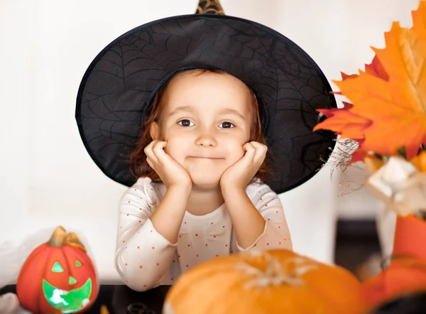 Śmieszne Dziecko Dziewczyna Strój Czarownicy Halloween — Zdjęcie stockowe