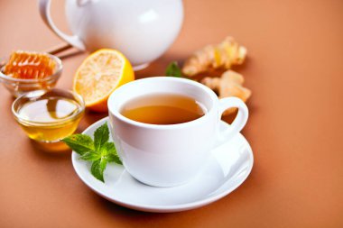 Limonlu ve ballı zencefilli çay