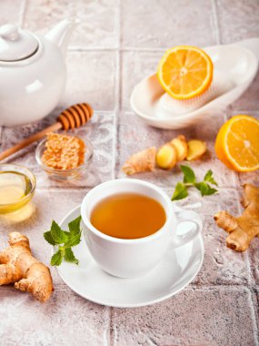 Limonlu zencefil çayı, nane yaprağı ve bal.
