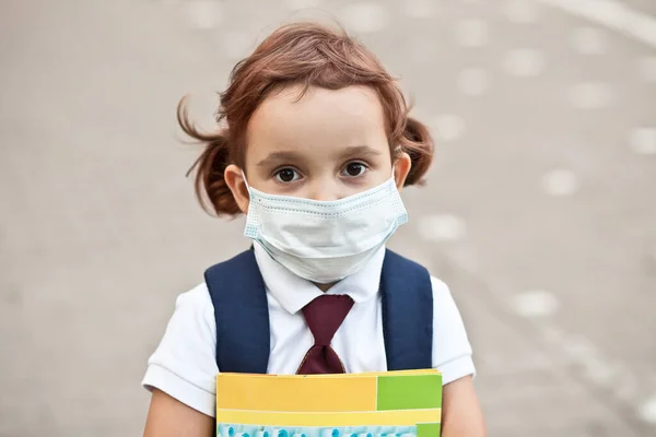 Konsep coronavirus COVID-19. Gadis sekolah mengenakan masker wajah medis untuk perlindungan kesehatan dari virus influenza — Stok Foto