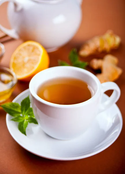Refreshing ginger tea with lemon, mint leaf and honey — Stock Photo, Image