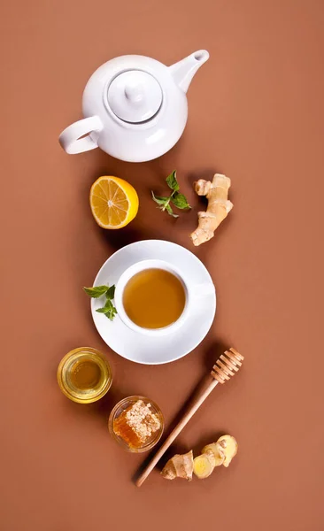 Thé au gingembre rafraîchissant au citron, à la menthe et au miel — Photo