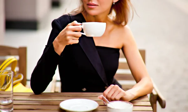 Bela mulher bebendo café em um café — Fotografia de Stock