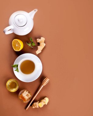 Limonlu zencefil çayı, nane yaprağı ve bal.