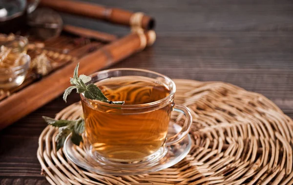 Taza de té de menta con hierbas secas en la bandeja. — Foto de Stock