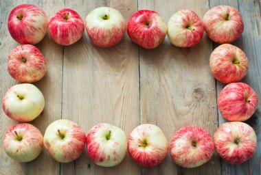 Ahşap arkaplanda elmalar