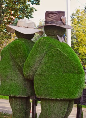 çim yapılan iki figür