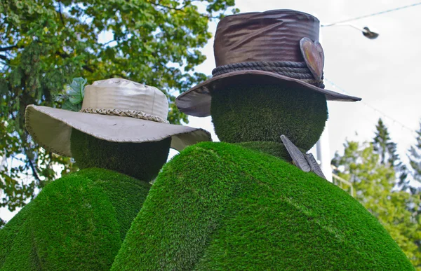 Two figures made out of grass — Stock Photo, Image