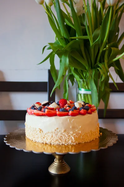 Kuchen mit Zuckerguss und frischen Beeren — Stockfoto