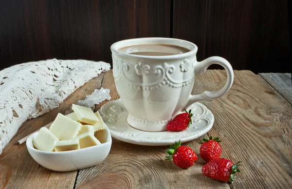 Чашка кофе, клубника и белый шоколад — стоковое фото