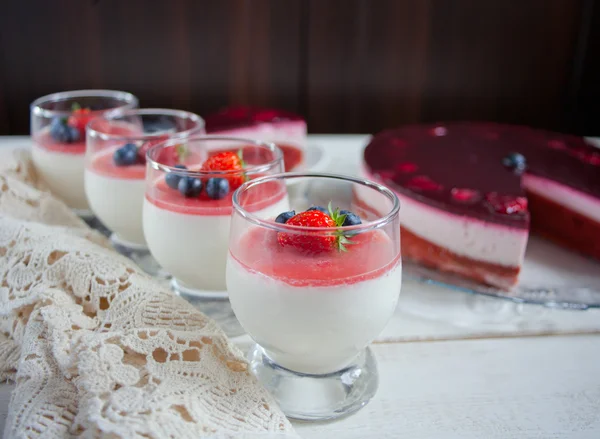 Dessert panna cotta in a glass and fresh berries — Stock Photo, Image