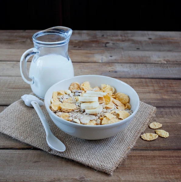 Muesli e jarro de leite — Fotografia de Stock