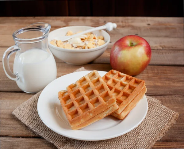 Gaufres à la banane, au muesli, à la pomme et au lait — Photo