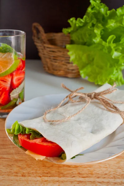 Cheese and fresh vegetables wrap sandwich — Φωτογραφία Αρχείου