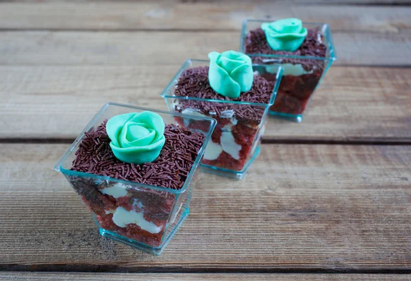 Десерт "Красный бархат" украшен капустой с сахарной резинкой — стоковое фото