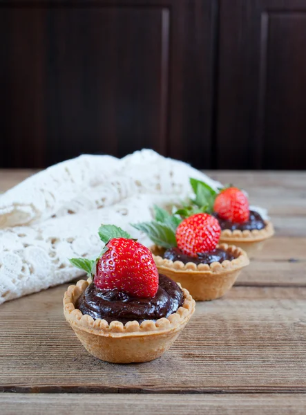 Erdbeerkuchen auf dem Holztisch — Stockfoto