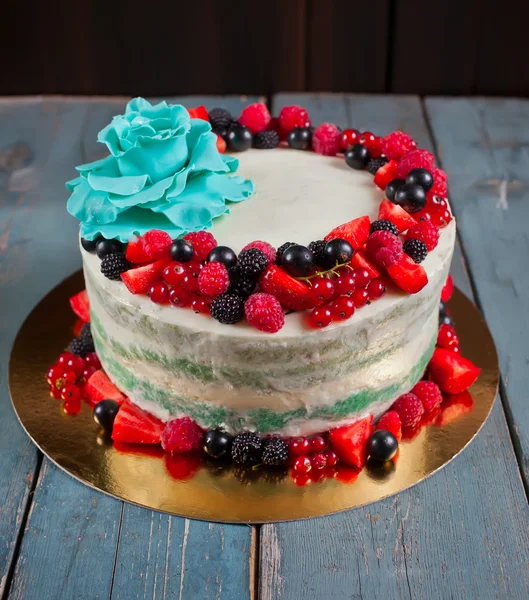 Pastel con bayas frescas y flor de goma de mascar —  Fotos de Stock